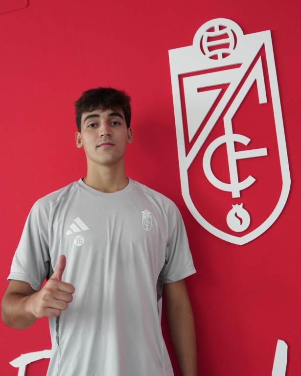 Héctor González ya posa como granadinista (GRANADA CF)