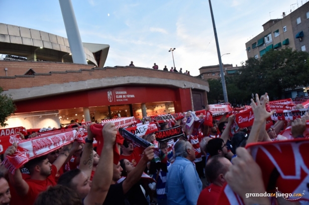 Los aficionados protestaron contra la gestión del club (J.M. BALDOMERO)