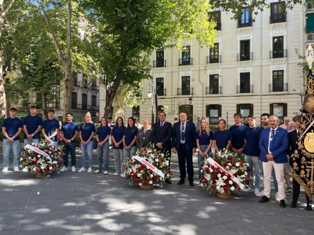 El Granada ha realizado la tradicional ofrenda floral a la patrona de la ciudad (F. MARTOS)