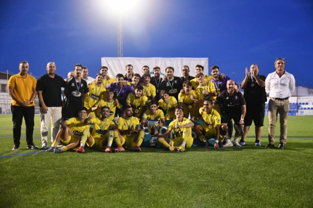 El CD Huétor Tájar celebra el título (RFAF)