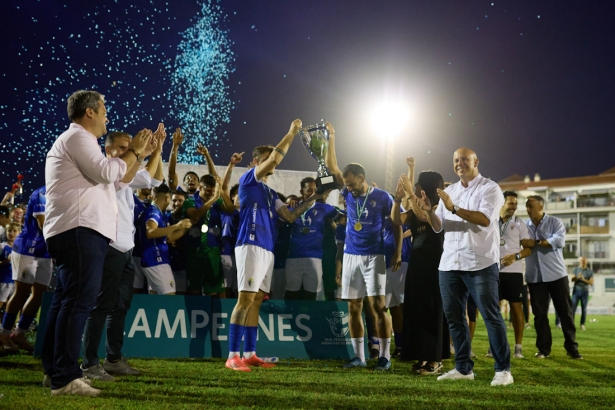La.UD Maracena recibe el título de campeón de la Copa Andalucía (DIEGO LEMUS)