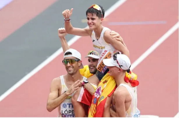 María Pérez es alzada  tras conquistar el oro en la prueba de 35 kilómetros marcha de los Mundiales de atletismo de Tokio (OLIVER WEIKEN/DPA)