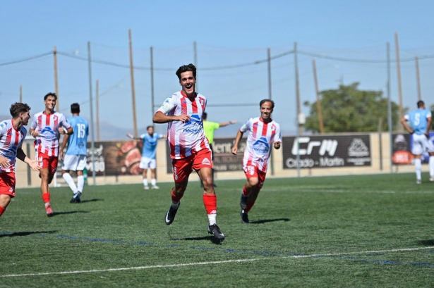 Bolívar celebra el primer gol (ARENAS DE ARMILLA) 