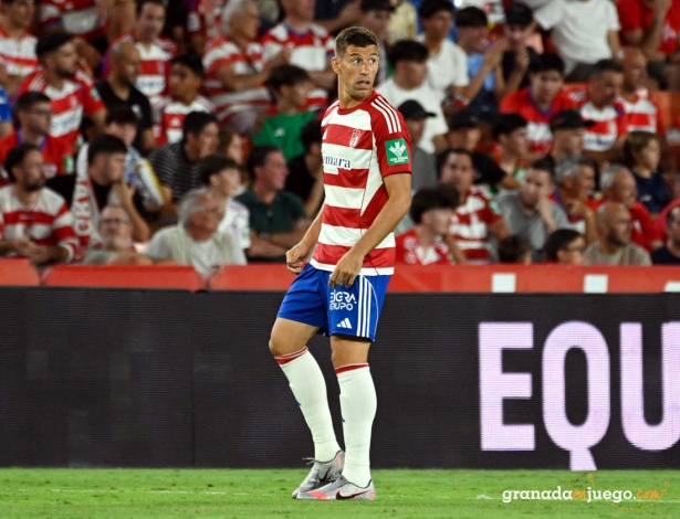 Alcaraz se estrenó desde el banquillo en el estadio de Los Cármenes (JOSÉ M. BALDOMERO)