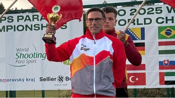 Meliton Briñas con su medalla de bronce (SOLO TIRO)