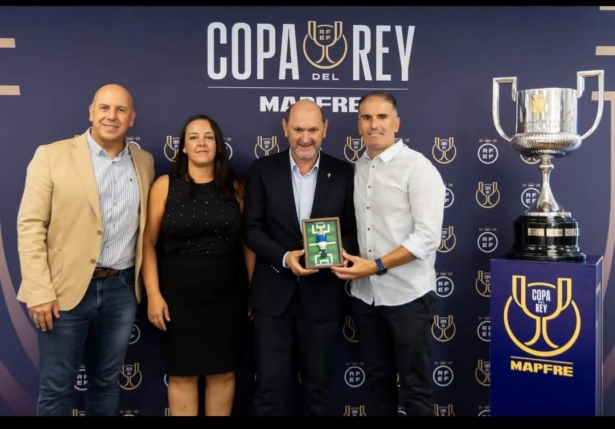 Delegación de la UD Maracena junto al Presidente de la RFEF, Rafael Louzan (UD MARACENA)