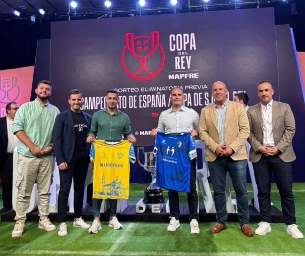 Sergio Gómez junto a Pedro Curtido, presidente de la Federación Andaluza de Fútbol, e Ismael Mazuecos, delegado provincial de la RFAF (UD MARACENA)