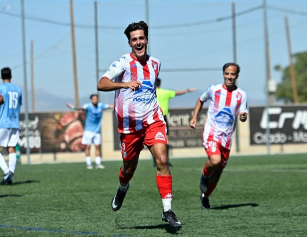 Bolívar celebra su primer gol ante la UD Torre del Mar (ARENAS ARMILLA)