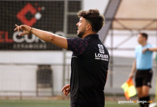 Julio Catalá, entrenador del CD Huétor Tájar, da instrucciones a sus jugadores (J. PALMA)