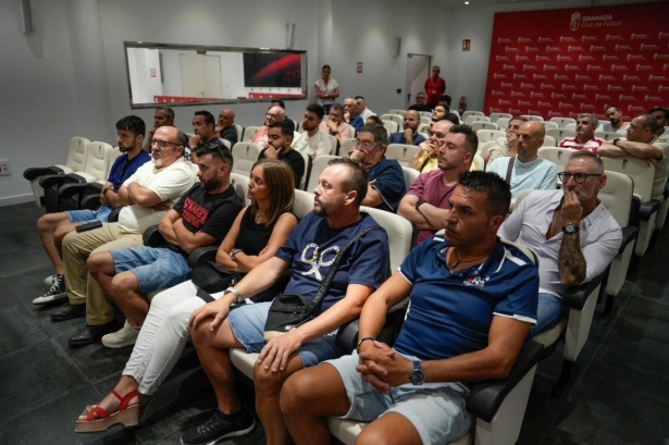 Representantes de las peñas del Granada en el encuentro con el club (GRANADA CF)