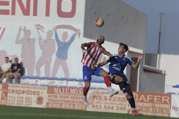 Álex Gálvez cabecea el balón (GPMEDIA)