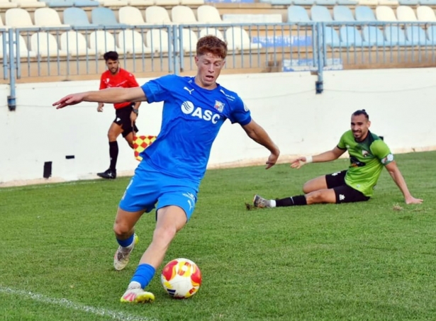 Cameron (CF Motril) y Robert Prieto (Huétor Vega) (SEMANARIO MUCHO DEPORTE)