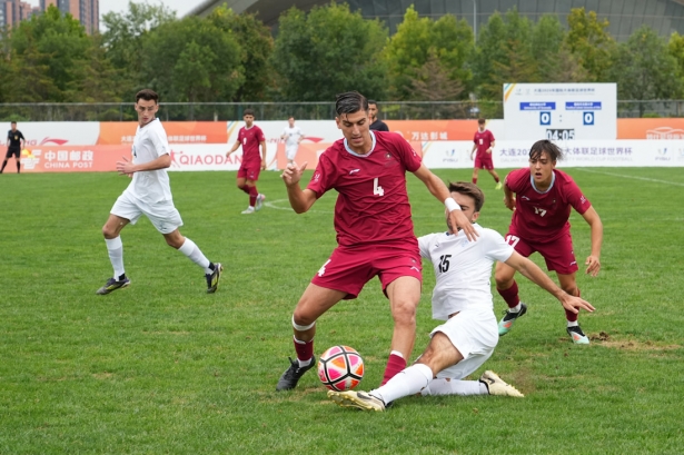 Carlos Linares protege el balón ante Matheu (FISU)