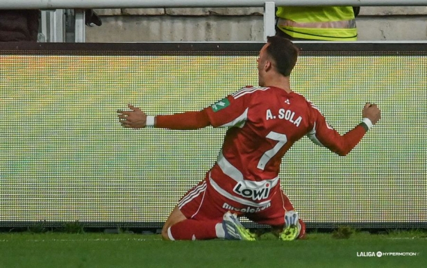 Álex Sola celebró su primer tanto con la camiseta del Granada CF ante el Burgos CF (LALIGA)