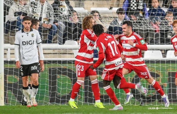 Sola, jugador del Granada CF, en una acción del encuentro en Burgos (LALIGA)