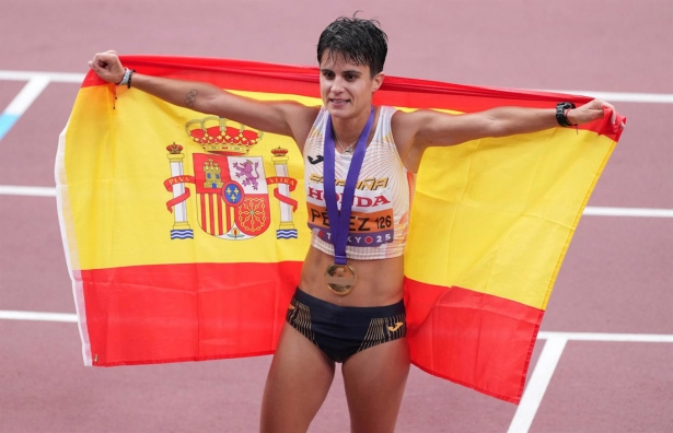 La atleta María Pérez celebra una medalla de oro en el Mundial de Tokio (EUROPA PRESS/CONTACTO/JIANG HAN)