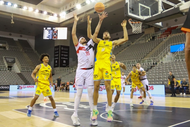 Zach Hankins pelea por por el rebote (FERMÍN RODRÍGUEZ/COVIRÁN GRANADA)