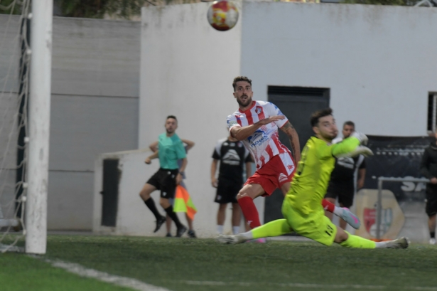 Dani Salvatierra marcando el segundo gol del Arenas (GPMEDIA)