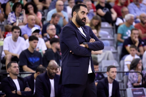 Ramón Díaz durante el partido (FERMÍN RODRÍGUEZ/COVIRÁN GRANADA)