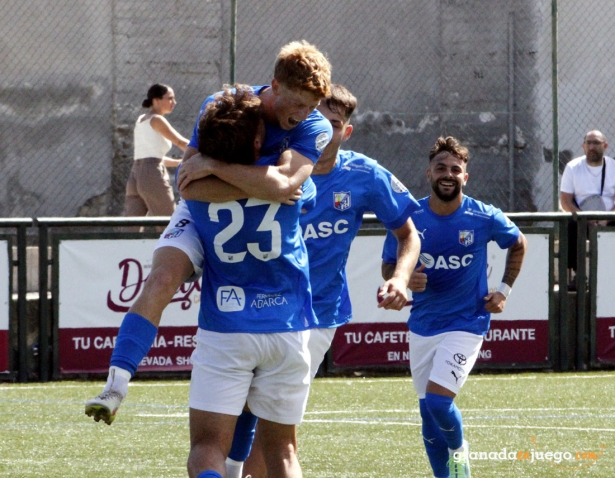 Cameron celebra el tanto que abrió el marcador en el derbi (J. PALMA)