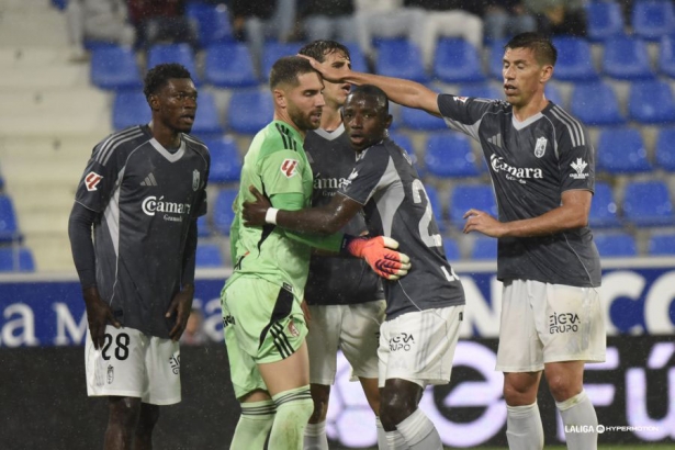 Luca Zidane felicitado por sus compañeros tras una parada ante el Huesca (LALIGA)