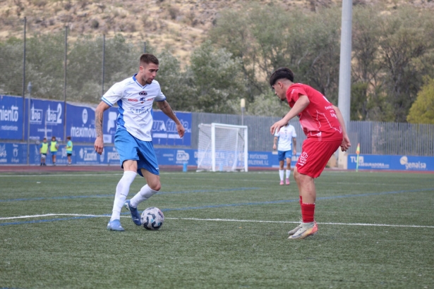 Juanan Entrena, que debutó como titular, intenta marcharse de un contrario (MIGUEL JÁIMEZ)