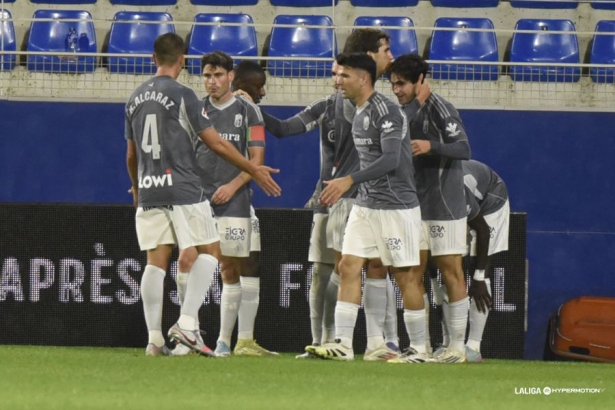 Los jugadores del Granada CF celebran el tanto de Alemañ ante el Huesca (LALIGA)