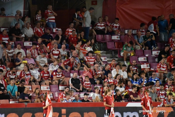 La afición ha recuperado parte de la ilusión tras la primera victoria (J.M. BALDOMERO) La afición ha recuperado parte de la ilusión tras la primera victoria (J.M. BALDOMERO)