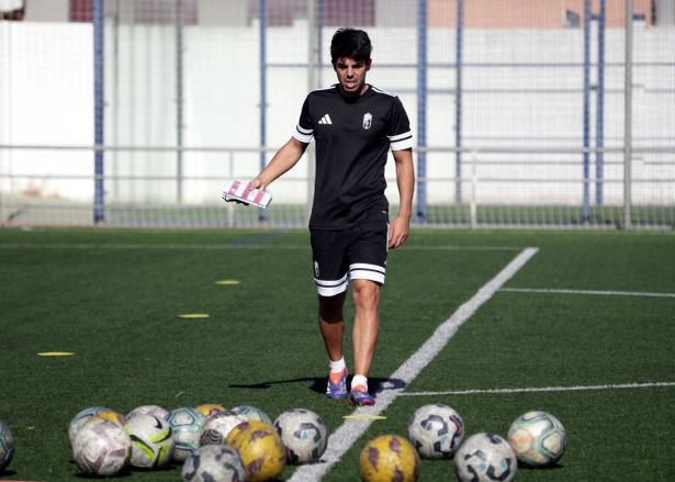 Adolfo Martínez, entrenador del Granada C, durante un entrenamiento (GRANADA CF)