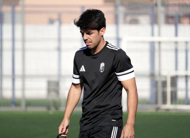 Adolfo Martínez, entrenador del Granada C, durante un entrenamiento (GRANADA CF)