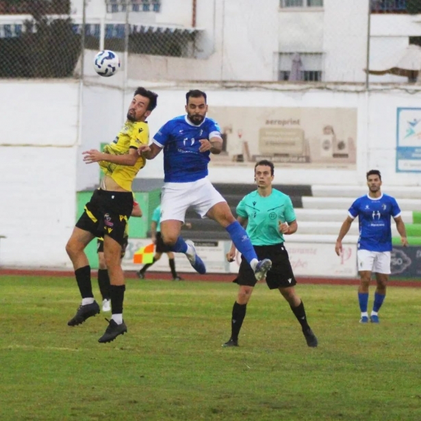 Sabaca busca cabecear el balón (IVANMO.FOTODEPORTE)