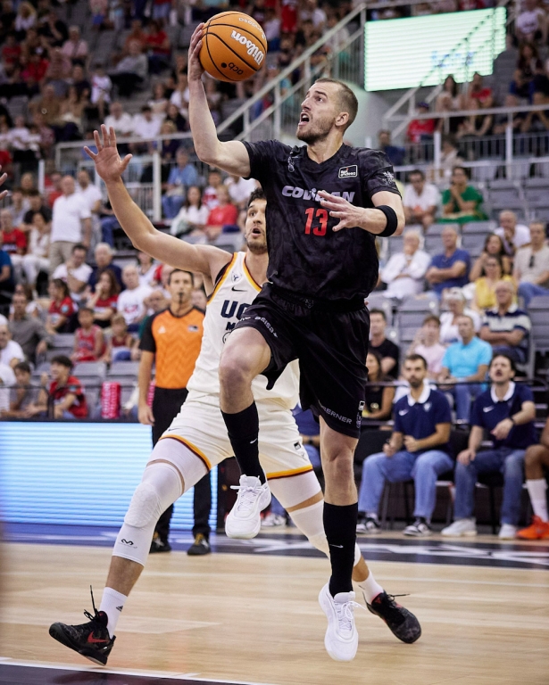 Matt Thomas penetra a canasta (FERMÍN RODRÍGUEZ/ COVIRÁN GRANADA 