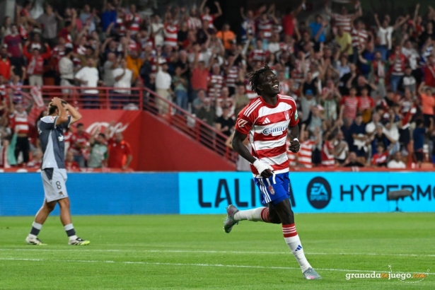 Fayé, protagonista en la goleada con dos tantos (J.M. BALDOMERO)