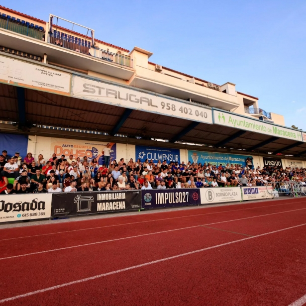 Grada llena en la Ciudad Deportiva durante la previa de la Copa del Rey (DL FUTBOL / UD MARACENA)