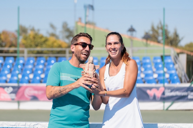 Eva Guerrero recibe el trofeo (W50 BAZA)