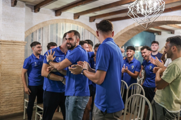 Jugadores de la UD Maracena celebran que les haya tocado el Valencia (GP MEDIA)