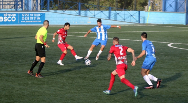 Diego Gámiz intenta combinar con Juanan Entrena durante el partido (PACO CASTILLO.)