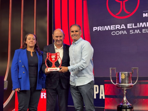 Sergio Gómez junto al presidente de la RFEF, Rafael Louzan 