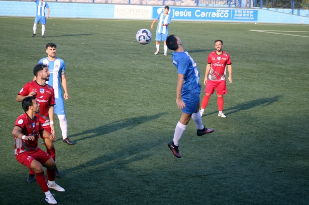 Un jugador del Alhaurín de la Torre despeja ante Castillo, Diego y Javi del Moral (PACO CASTILLO)