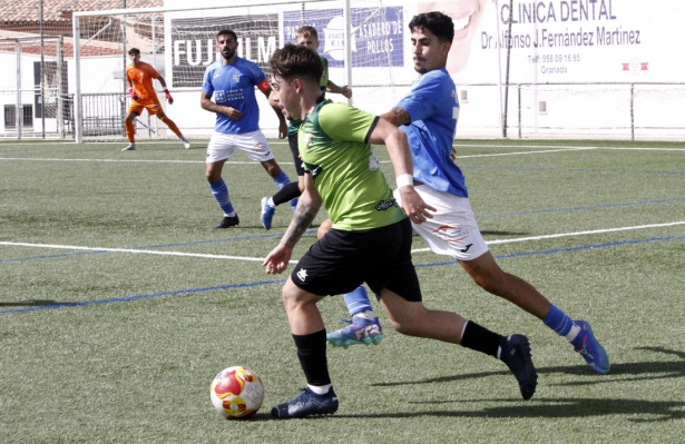 Casares con el balón ante un jugador malagueño (J. PALMA)