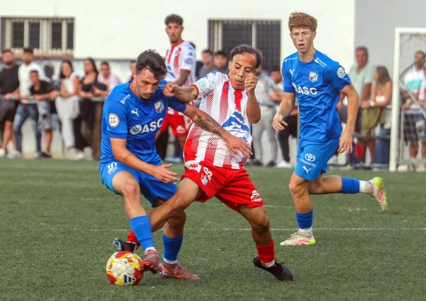 Erik, que fue de los jugadores locales más destacados, pelea el balón con un rival (GPMEDIA)