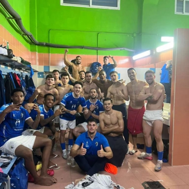 La UD Maracena celebra el triunfo (UD MARACENA)