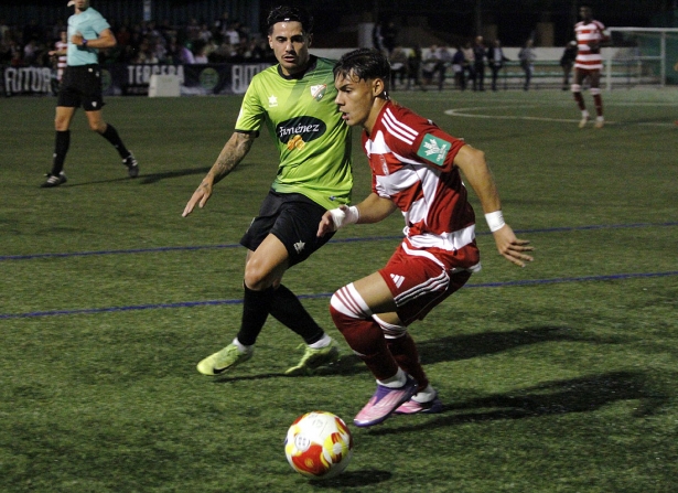 Samu Cortés, jugador del Recreativo Granada, en una acción de ataque ante el Huétor Vega (J. PALMA)