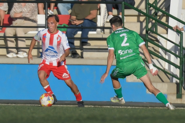 Eric intenta irse de un jugador del Atlético Mancha Real (GPMEDIA)