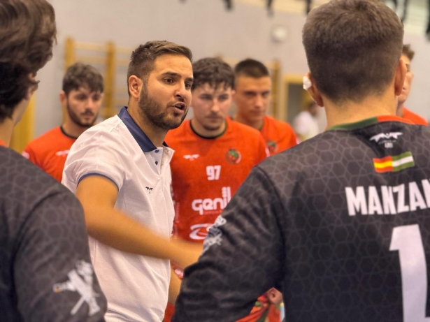 Óscar Valero da instrucciones durante un tiempo muerto (BM CIUDAD DE GRANADA)