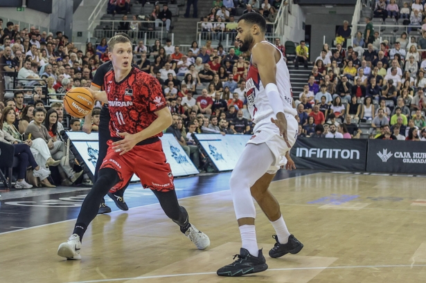 Elías Valtonen se cuelga del aro (GPMEDIA)