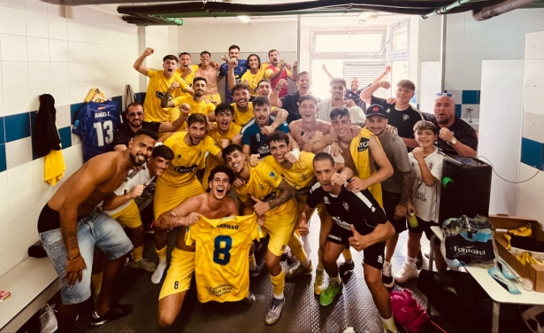El CD Huétor Tájar celebra el triunfo (CD HUÉTOR TÁJAR)
