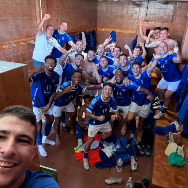 La UD Maracena celebra el triunfo (UD MARACENA)