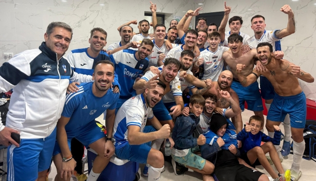 El Loja celebró el triunfo (PACO CASTILLO)