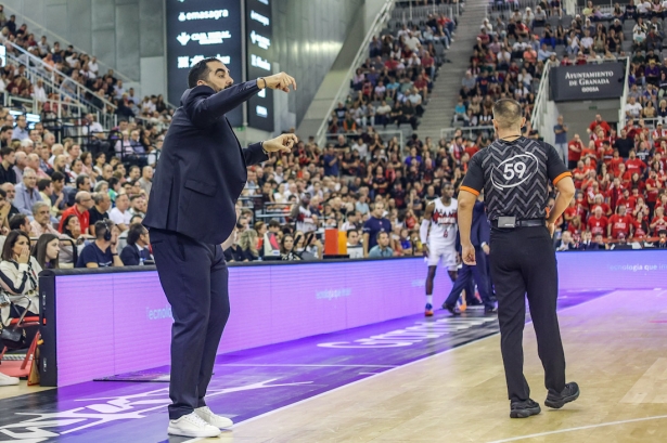 Ramón Día da instrucciones durante el partido (GPMEDIA)